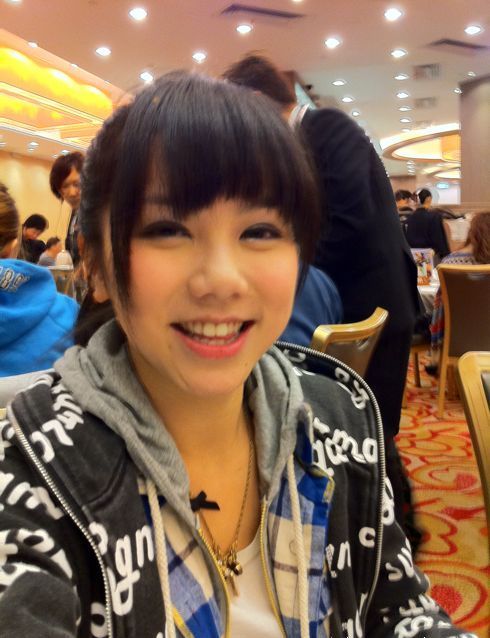 鄧紫棋當年16歲寫真集流出！拍片玩射籃球機，左邊「長輩」跌出來！網友：真的很大！