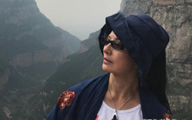 53歲武打女星李賽鳳近照曝光！曾經最美「霸王花」如今長成這樣！