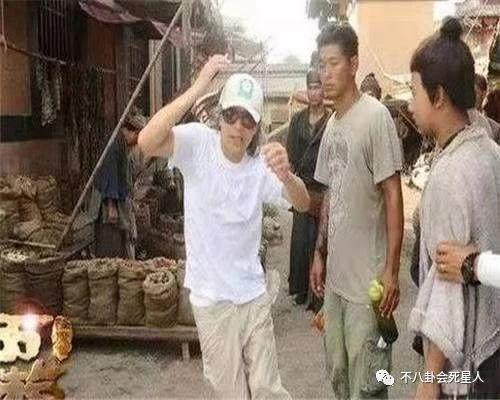 看完周星馳片場照片，就能明白為啥明星都不願跟他合作！