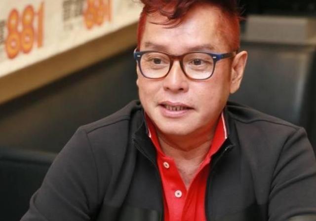 68歲譚詠麟全家照曝光，兩個老婆同夫不同命，唯一兒子原來長這樣！