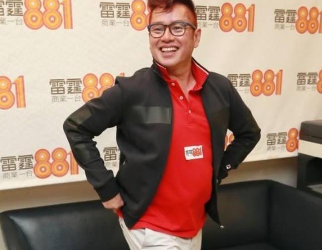 68歲譚詠麟全家照曝光，兩個老婆同夫不同命，唯一兒子原來長這樣！