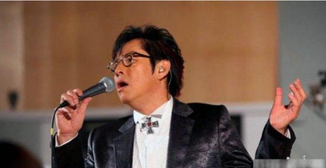 68歲譚詠麟全家照曝光，兩個老婆同夫不同命，唯一兒子原來長這樣！