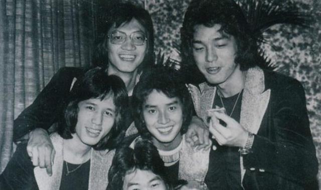 68歲譚詠麟全家照曝光，兩個老婆同夫不同命，唯一兒子原來長這樣！
