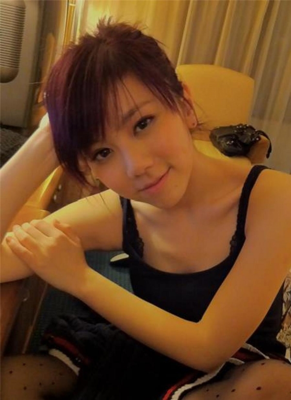 鄧紫棋當年16歲寫真集流出！拍片玩射籃球機，左邊「長輩」跌出來！網友：真的很大！
