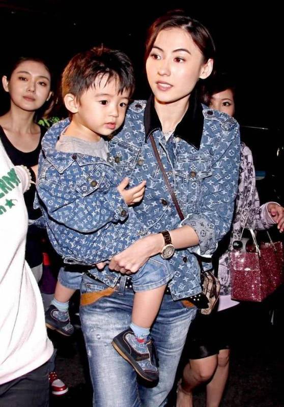 張柏芝曬大兒子Lucas近照，12歲身高超越媽媽，長相酷似爸爸，網友：以為看到謝霆鋒