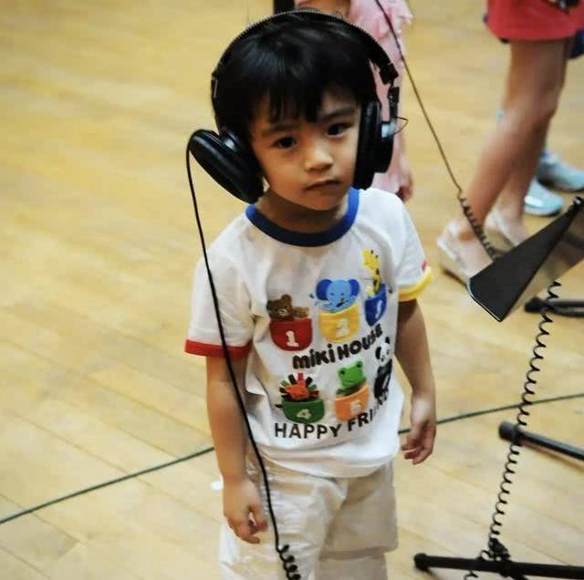 張柏芝曬大兒子Lucas近照，12歲身高超越媽媽，長相酷似爸爸，網友：以為看到謝霆鋒