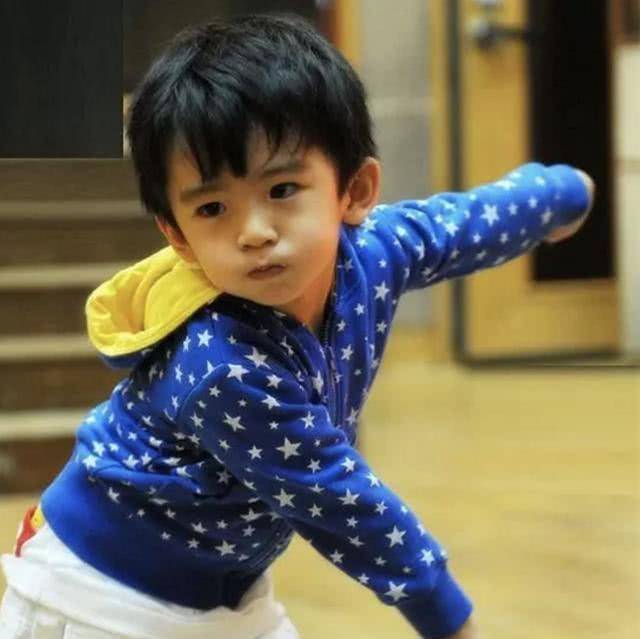 張柏芝曬大兒子Lucas近照，12歲身高超越媽媽，長相酷似爸爸，網友：以為看到謝霆鋒