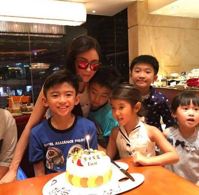 張柏芝曬大兒子Lucas近照，12歲身高超越媽媽，長相酷似爸爸，網友：以為看到謝霆鋒