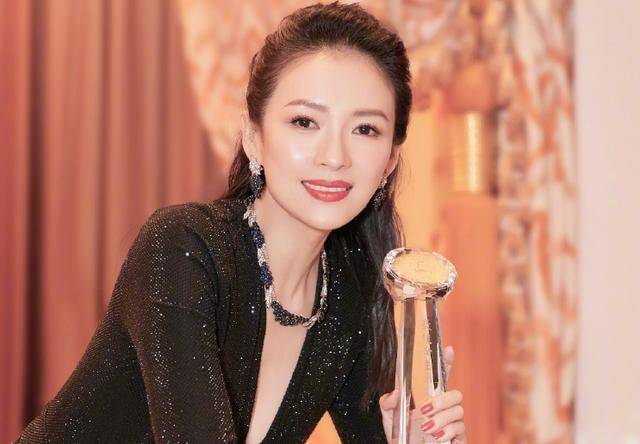 章子怡女兒醒醒長大了，圓嘟嘟臉頰濃眉大眼，模仿媽媽演戲很有范