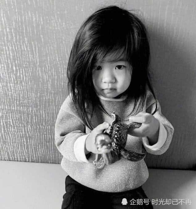 章子怡女兒醒醒長大了，圓嘟嘟臉頰濃眉大眼，模仿媽媽演戲很有范