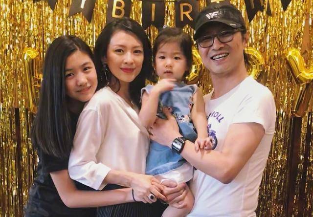 章子怡女兒醒醒長大了，圓嘟嘟臉頰濃眉大眼，模仿媽媽演戲很有范