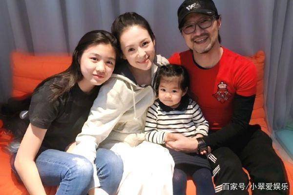 章子怡女兒醒醒長大了，圓嘟嘟臉頰濃眉大眼，模仿媽媽演戲很有范