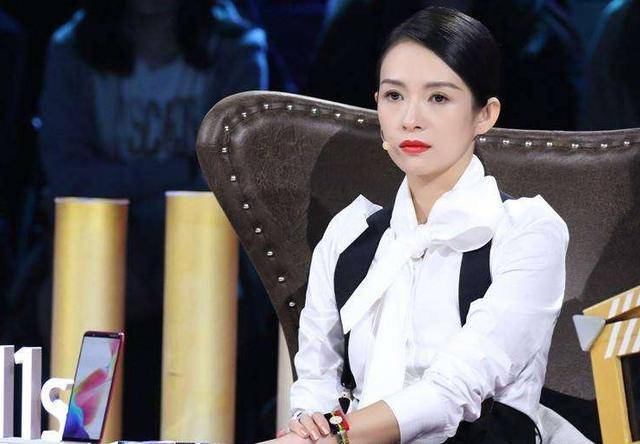 章子怡女兒醒醒長大了，圓嘟嘟臉頰濃眉大眼，模仿媽媽演戲很有范