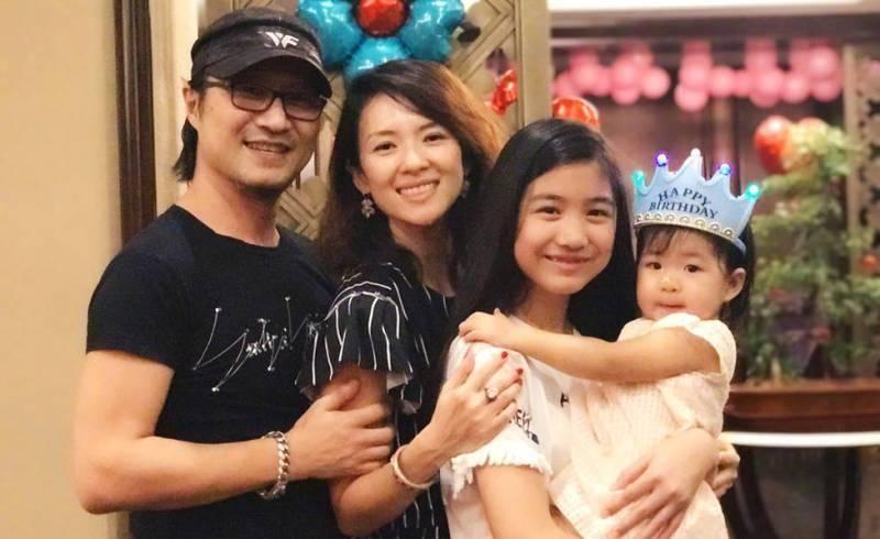 章子怡女兒醒醒長大了，圓嘟嘟臉頰濃眉大眼，模仿媽媽演戲很有范
