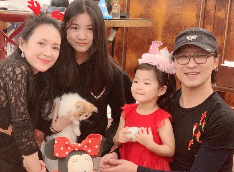 章子怡女兒醒醒長大了，圓嘟嘟臉頰濃眉大眼，模仿媽媽演戲很有范