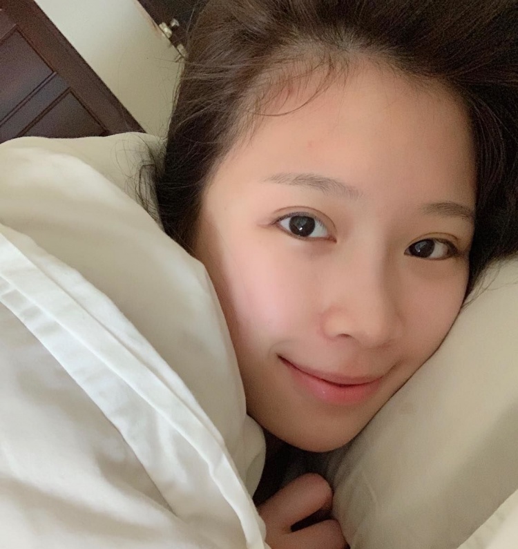 雞排妹私密床照曝光！死亡角度「近距素顏長這樣」這裡消失一半太驚人：男友拍的？