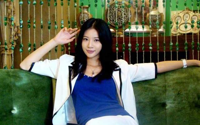 為替父還債進娛樂圈，坐月子被老公家暴，27歲去世兒子被送孤兒院!