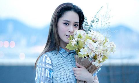 一歲喪父，母親改嫁，親戚不肯收留她，今紅遍整個香港！