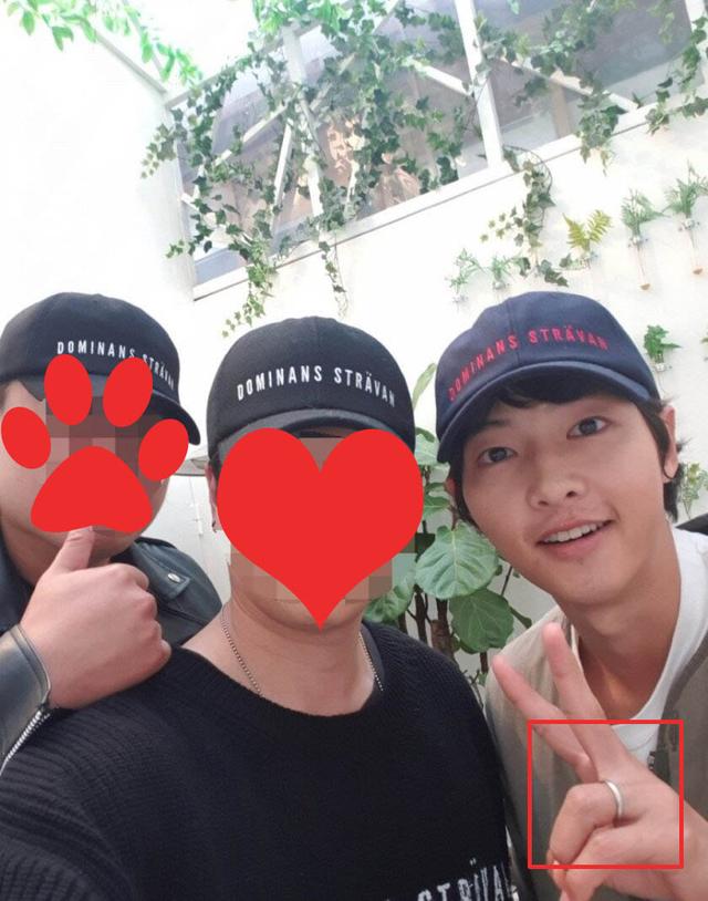 又沒戴婚戒！宋仲基獨自現身同學婚禮，瘦到臉頰凹陷一臉憔悴！