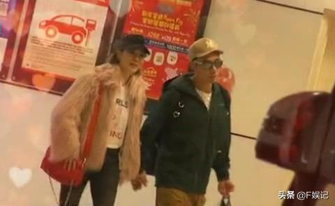鄭秀文許志安相識相愛30年依舊很恩愛，兩人逛街還是如連體嬰一樣恩愛！