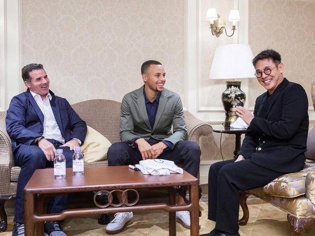 56歲李連杰近照曝光！染黑白髮精神矍鑠，與球星合影氣場十足！