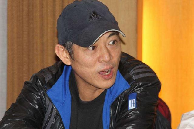 56歲李連杰近照曝光！染黑白髮精神矍鑠，與球星合影氣場十足！