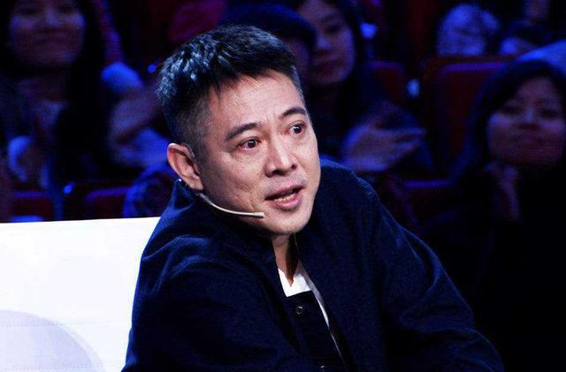 56歲李連杰近照曝光！染黑白髮精神矍鑠，與球星合影氣場十足！
