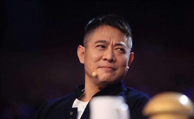 56歲李連杰近照曝光！染黑白髮精神矍鑠，與球星合影氣場十足！