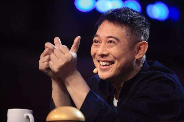 56歲李連杰近照曝光！染黑白髮精神矍鑠，與球星合影氣場十足！