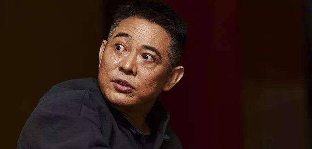 56歲李連杰近照曝光！染黑白髮精神矍鑠，與球星合影氣場十足！