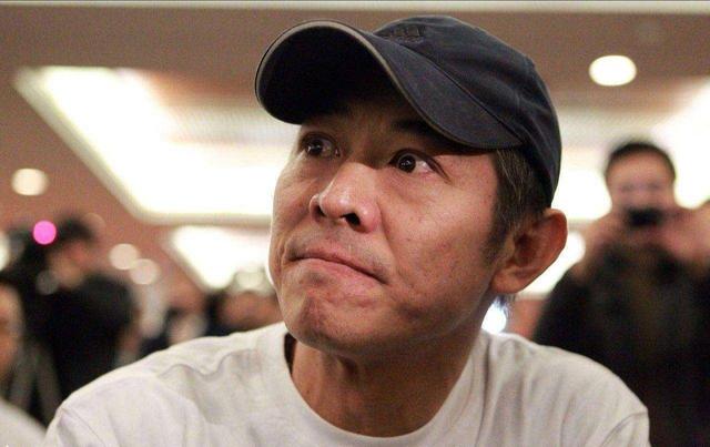 56歲李連杰近照曝光！染黑白髮精神矍鑠，與球星合影氣場十足！