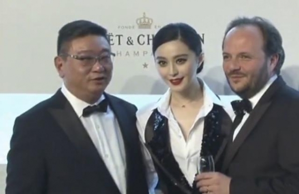 「她」花了８年把自己整成范冰冰！嫁給富豪生下一個兒子後，「兒子竟然長這樣」！！