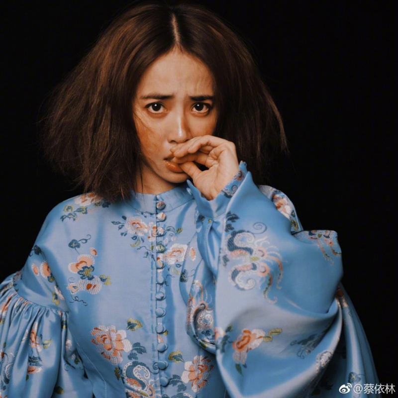 蔡依林登國際時尚週，「美背辣腿」征服整個米蘭！老外狂盯：台灣天后太辣！