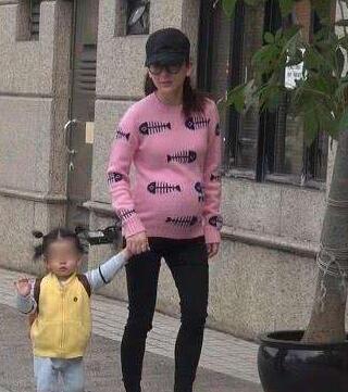 趙麗穎產後首露面，身材豐腴氣色紅潤，網友：一看就是順產