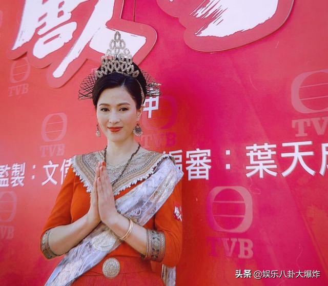 50歲的她貌美膚白，曾為患病父親息影8年，身材顏值在線但仍單身