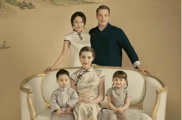 吳奇隆前妻全家出遊，高顏值繼女搶鏡，混血兒女萌翻天！