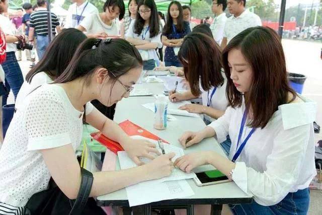 爸爸姓「吳」，給雙胞胎兒子取名字，連護士都忍不住誇：真好聽！