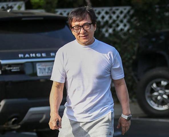 成龍、林鳳嬌素顏出門，成龍向大家打招呼，林鳳嬌卻掩面拒拍照！如今素顏真面目認不出是她！