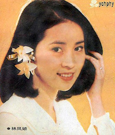 成龍、林鳳嬌素顏出門，成龍向大家打招呼，林鳳嬌卻掩面拒拍照！如今素顏真面目認不出是她！