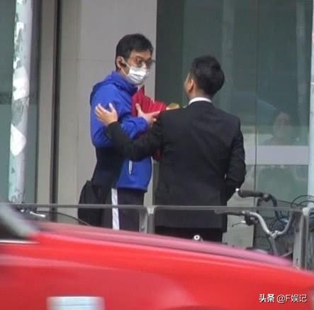 黃日華減產照顧老婆負責買米，意外發現大俠也有小肚腩了！