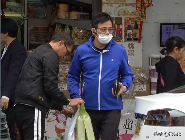 黃日華減產照顧老婆負責買米，意外發現大俠也有小肚腩了！