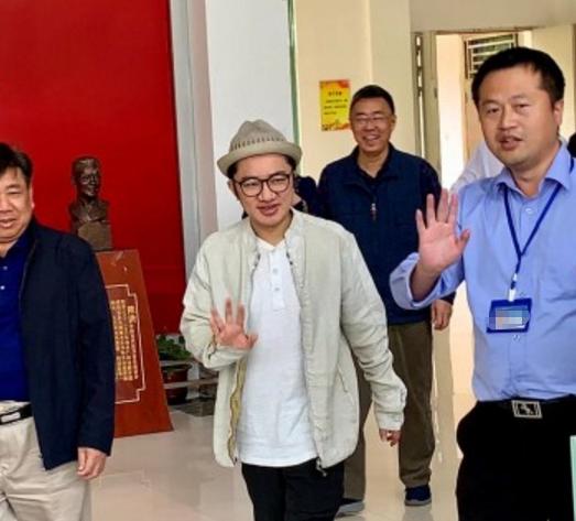 李亞男產後三個月首曬寫真，身材恢復超好辣媽韻味爆棚！