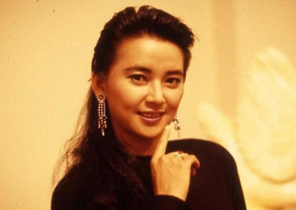 因《霸王花》紅了半輩子，如今61歲的她，明星影后的氣質不減當年