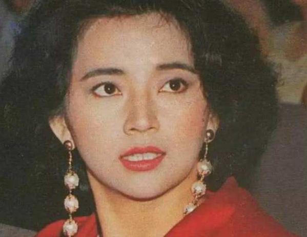 因《霸王花》紅了半輩子，如今61歲的她，明星影后的氣質不減當年