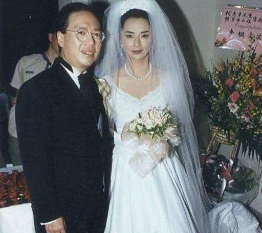 因《霸王花》紅了半輩子，如今61歲的她，明星影后的氣質不減當年