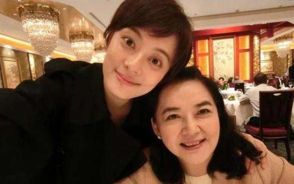 因《霸王花》紅了半輩子，如今61歲的她，明星影后的氣質不減當年