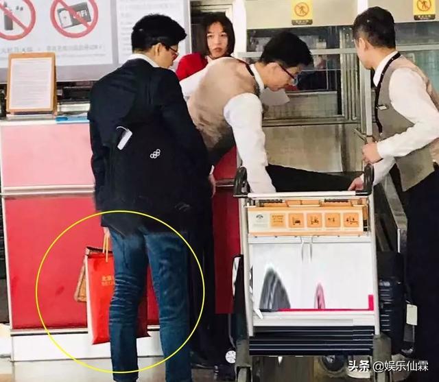 一個身價過億的富二代？霍啟剛返港太接地氣，自己背包沒助理，回家不忘給郭晶晶帶特產！