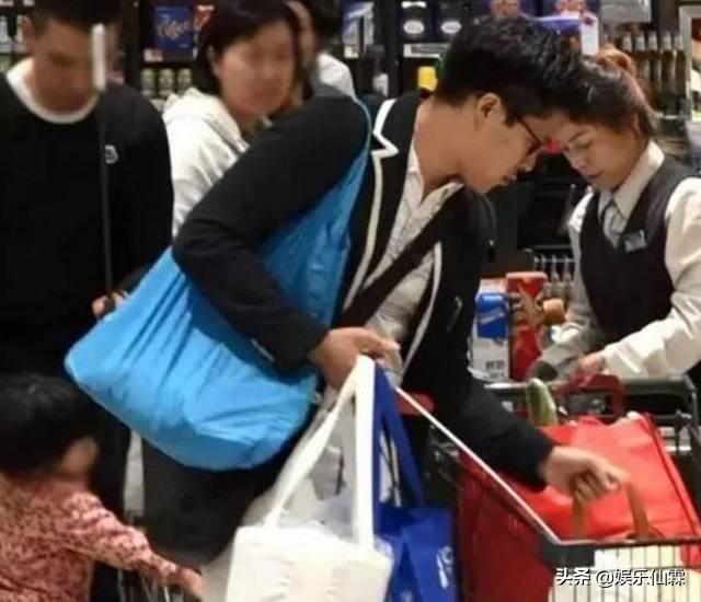 一個身價過億的富二代？霍啟剛返港太接地氣，自己背包沒助理，回家不忘給郭晶晶帶特產！