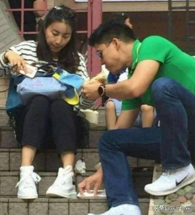 一個身價過億的富二代？霍啟剛返港太接地氣，自己背包沒助理，回家不忘給郭晶晶帶特產！