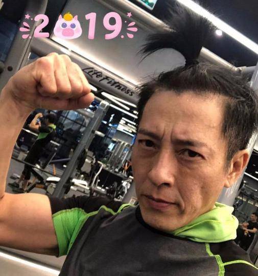 54歲呂頌賢近照曝光，隱藏了11年的美麗老婆，原來是大家熟悉的她